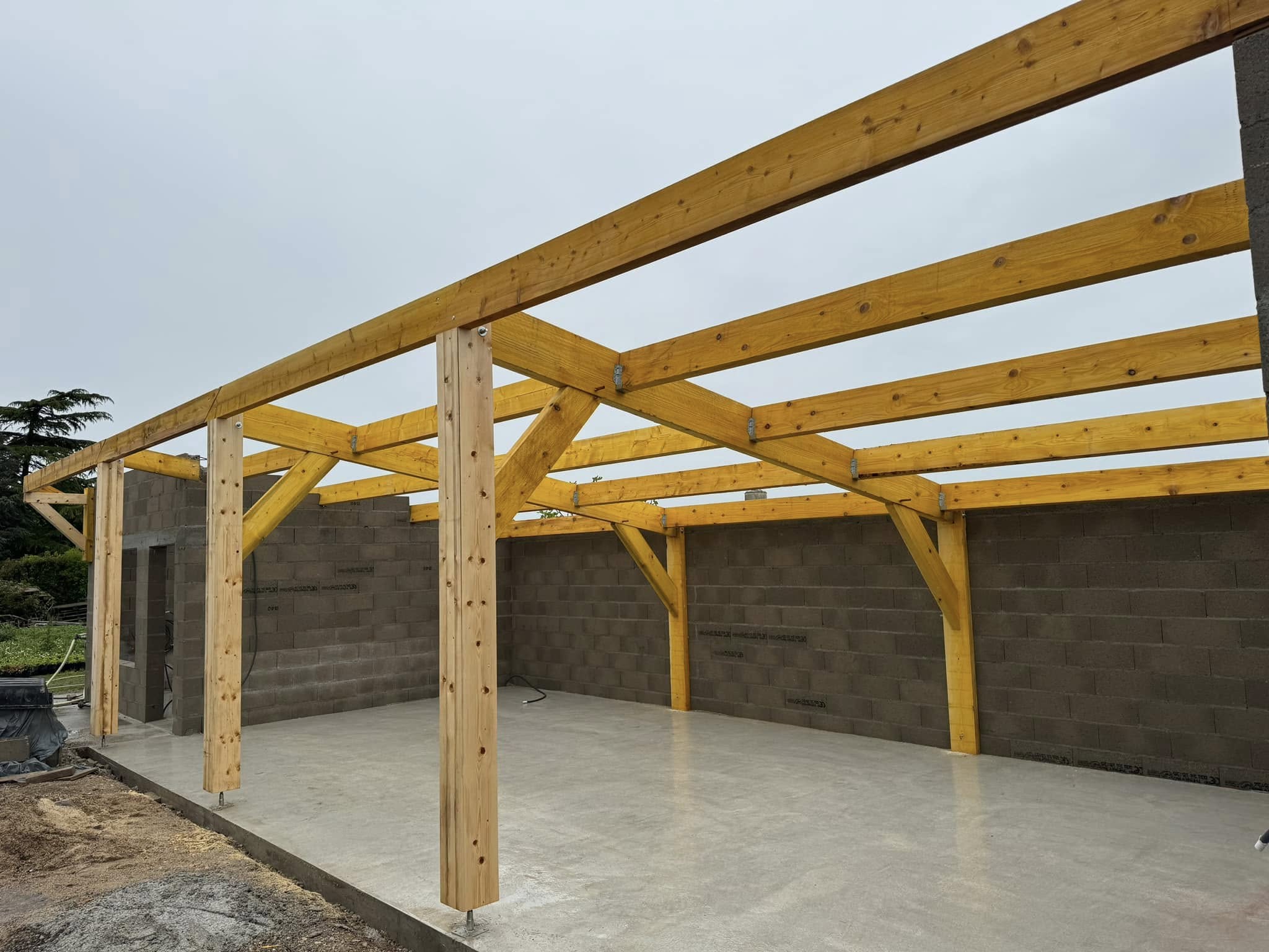 Charpente en cours de construction — FTHL