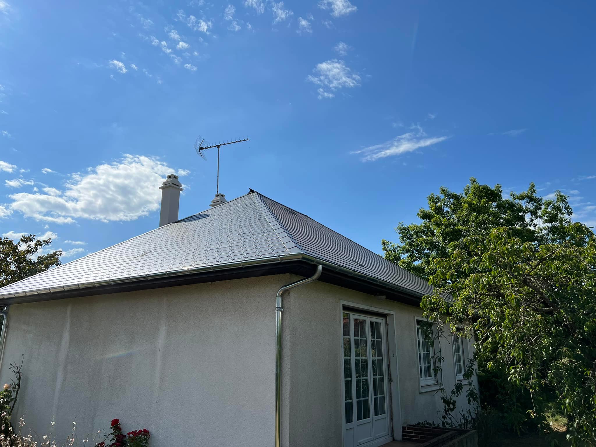 Toiture ardoise avec gouttières en zinc