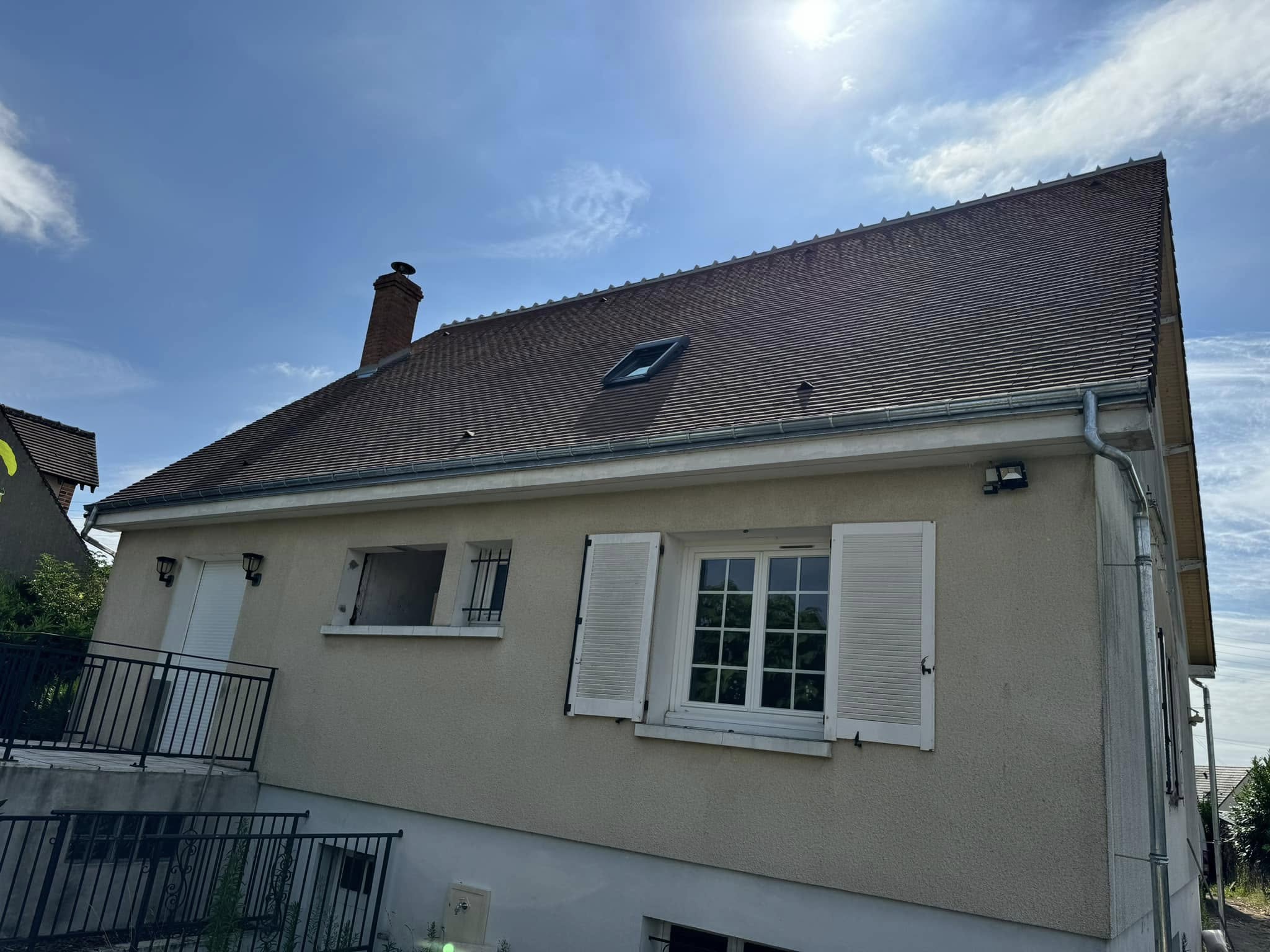 Toiture tuiles avec fenêtres de toit Velux